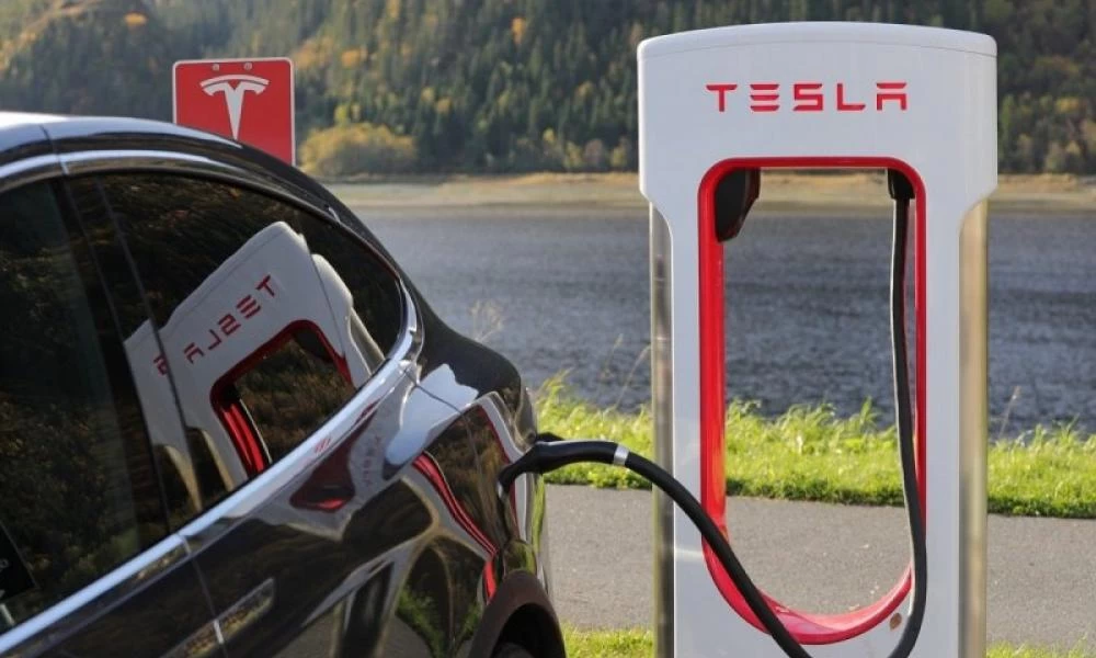 Tesla: Τη "σέρνει" στα δικαστήρια πρώην υπάλληλός της για ρατσισμό και διακρίσεις